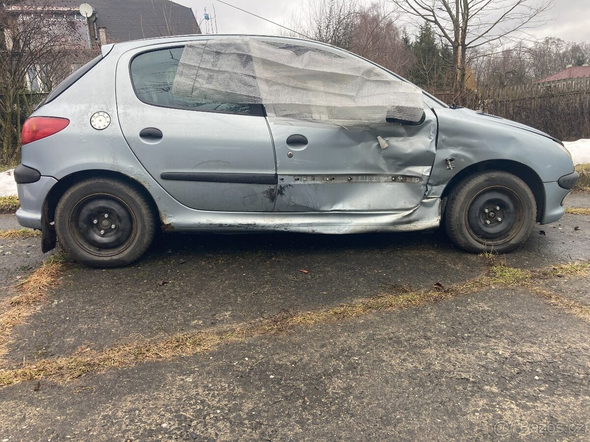 Bouraný Peugeot 206 1.4, benzín - 8
