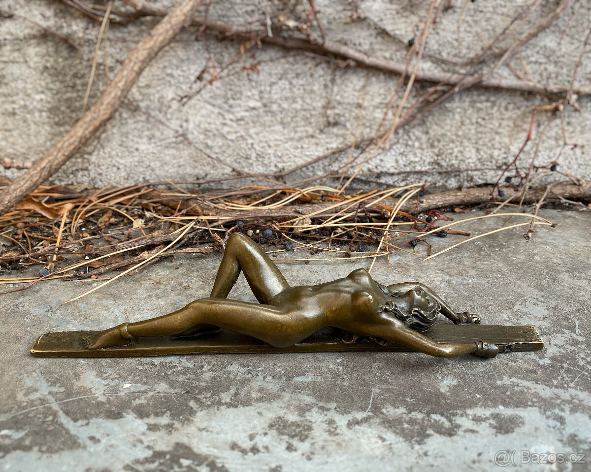 Bronzová socha nahá dívka erotické těžítko akt - 8