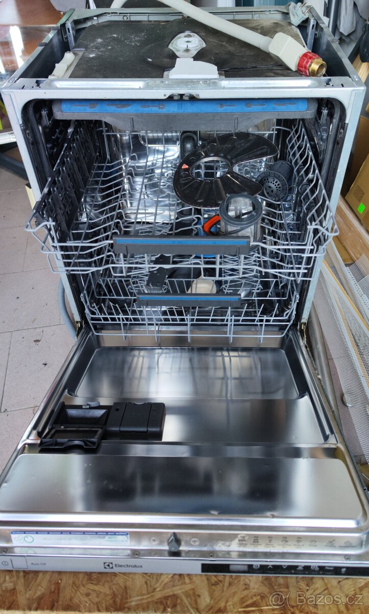 Americká lednice, dětské kolo, myčka nádobí a jídelní stůl. - 8