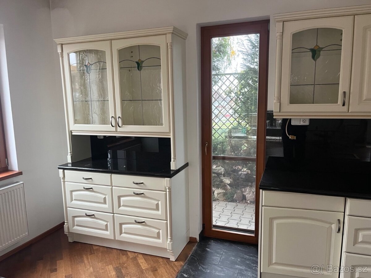 Plně vybavená kuchyně - chybí pouze varná deska - 8