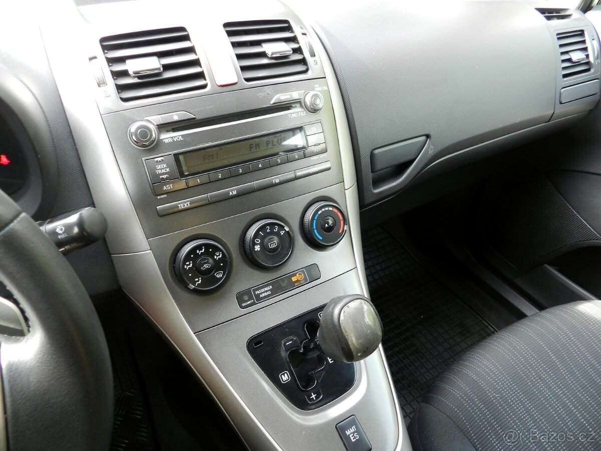 Toyota Auris 1.6 VVT-i 91 kW AUTOMAT r.v. 2007 - 8