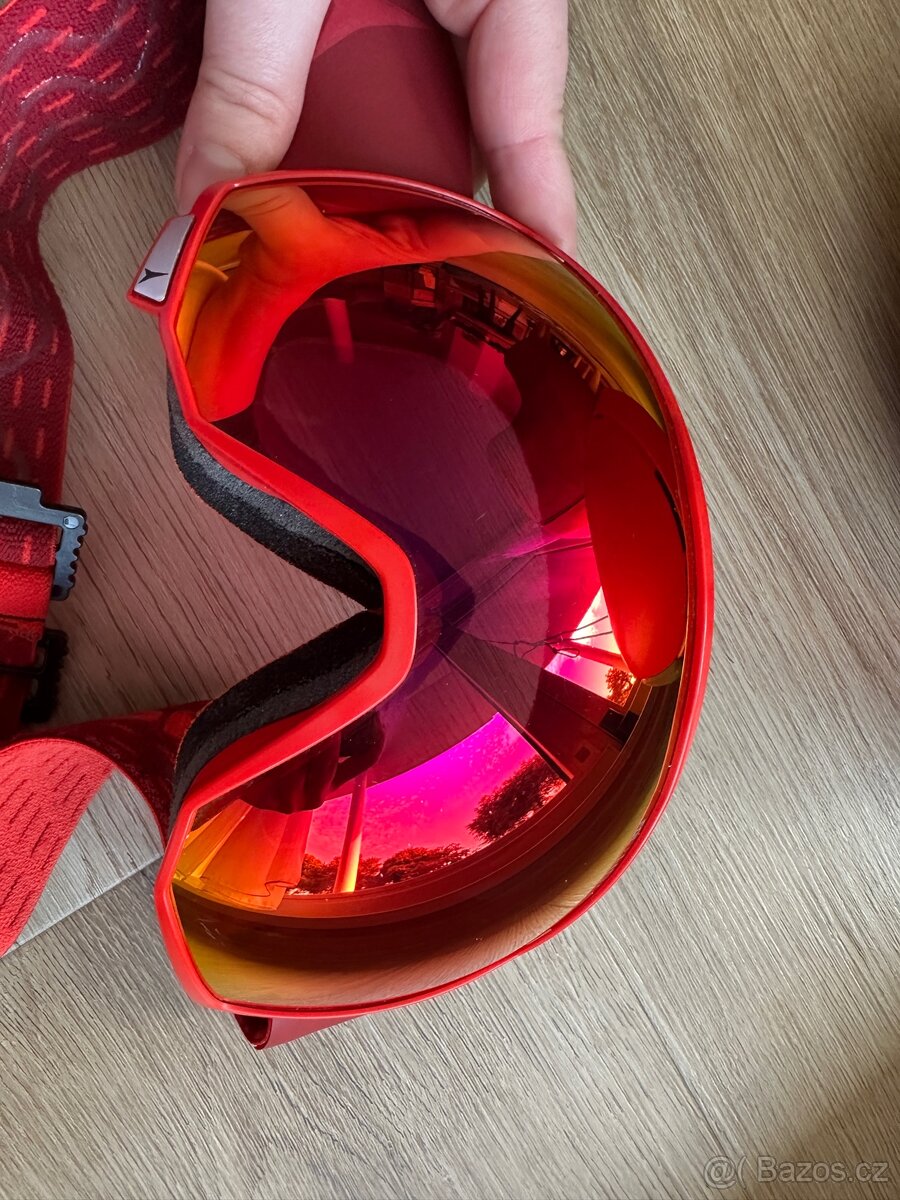 Lyžařská helma Atomic a lyžařské brýle Atomic - 8