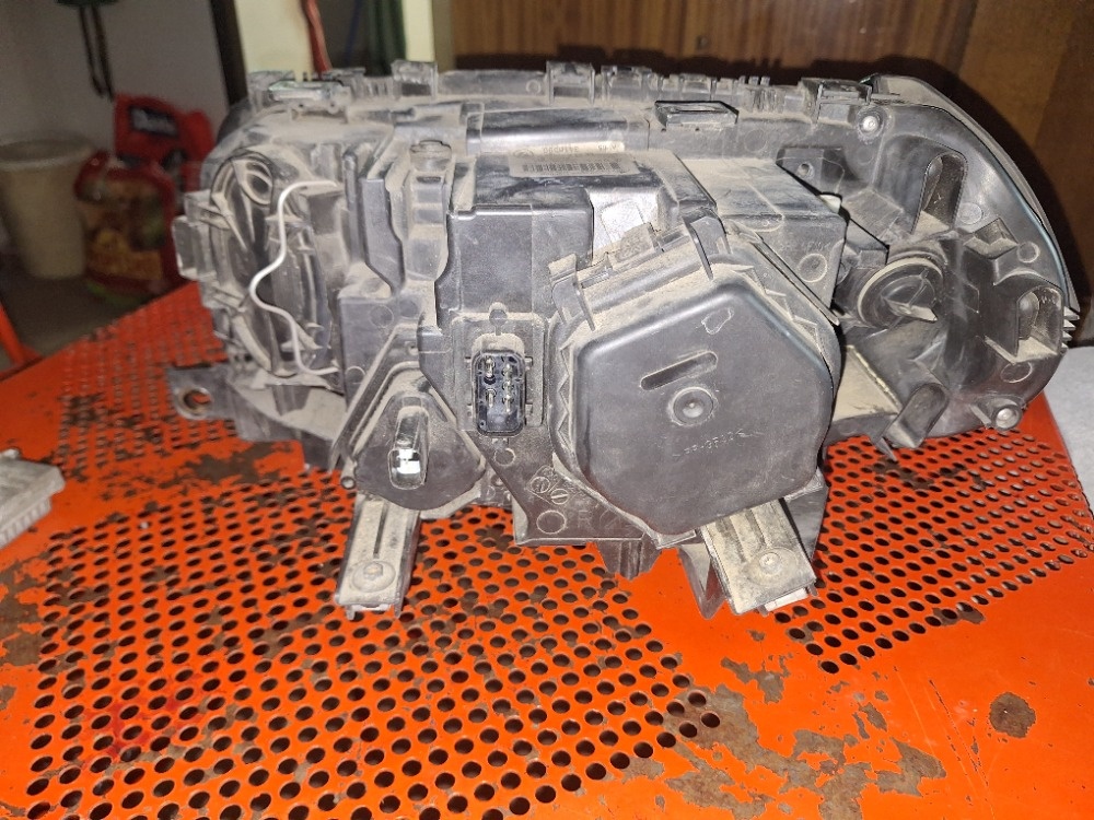 Přední pravé světlo X3 E83 D2S+ H7 XENON - 8