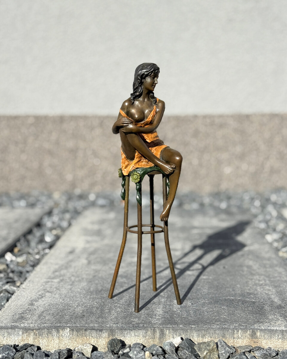 Bronzová socha Dáma na barové židli elegantní barevná soška - 8