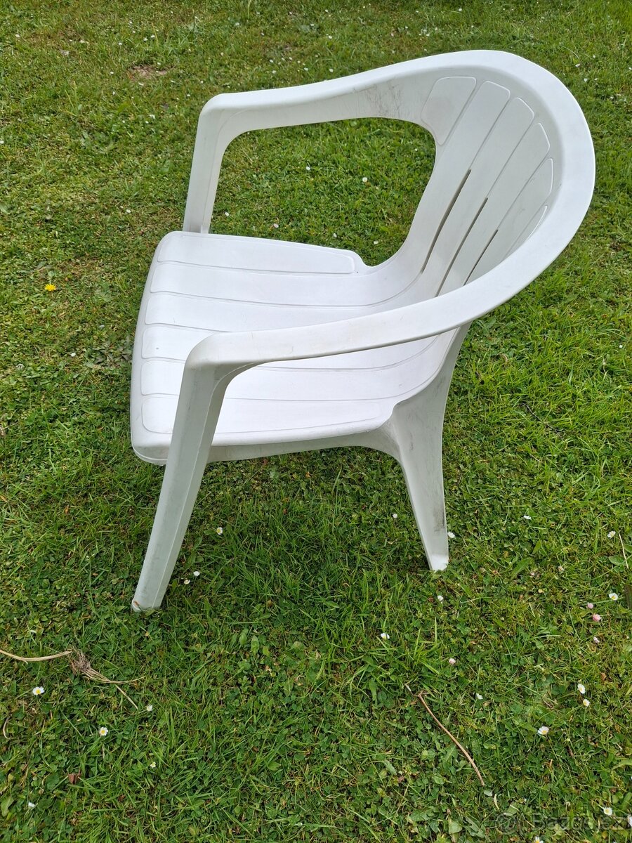 6 židlí, křesel, stůl plast - 8