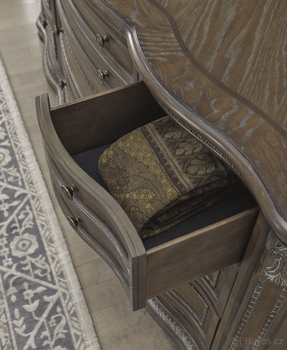 Luxusní ložnice v zámeckém stylu - 8