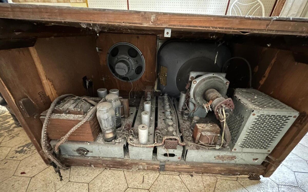 Historický radiotelevizor Tesla 4002A, vyrobený 1954 - 8