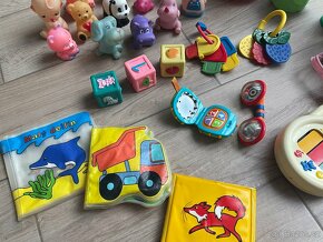 Mix hraček 28 kusů - 8