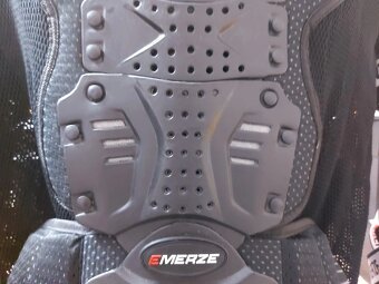 chránič těla značky EMERZE - 8