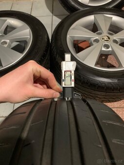 Alu kola Škoda R16 5X112 LETNÍ PNEU 205/55 R16 7mm - 8
