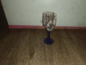 Modré zdobené sklo - 8