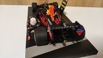 Max Verstappen 1:18 s figurkou - prvy titul Abu Dhabi 2021 - 8