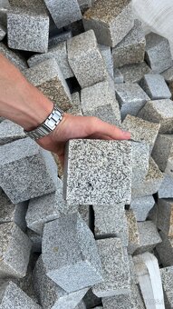 Žulové kostky 10x10cm, tl. 8cm šedožluté (řezanoštípané) - 8