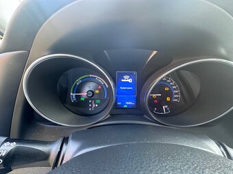 Toyota Auris 1.8 hybrid kombi - 8