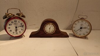 Staré krbové hodiny a 13 ks budíků - 8