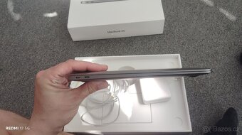 Macbook Apple M1 chip 8 GB LPDDR4 RAM 256GB solid-state disk - 8