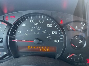 Nisan Armáda 5,6 V8 - 8