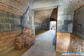 Pozemek/vinný sklep/ubytování, investiční charakter, k.ú. Vr - 8