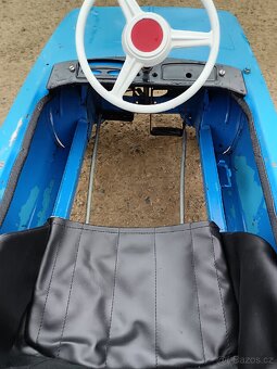 Staré šlapací auto Moskvič - 8