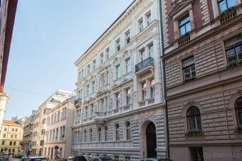 Pronájem bytu 1+kk, 37 m²-Karlovo náměstí, Praha - od - 8