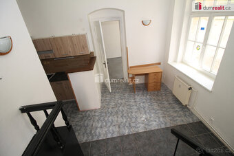 Pěkný prostorný byt 2+1 v přízemí cihlového domu se samostat - 8