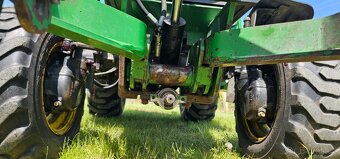 Traktor John Deere 2320 - 8