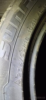 Prodam zimní pneu 235 / 55 R 18 - 8