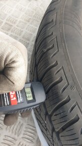 Prodám Zimní pneu na plechových diskách z Toyota C-HR,215/60 - 8
