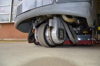 Podlahový mycí stroj Nilfisk BR 800 S se sedící obsluhou - 8