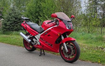 Honda VFR 750 F typ RC36 - 8