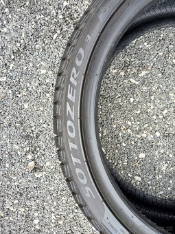 2ks zimní pneu Pirelli 225/40/19 vzorek  6,5mm - 8