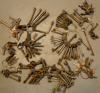 Vyřezávaný talíř, tepaný talířek, lžíce, činka, žiletky aj. - 8