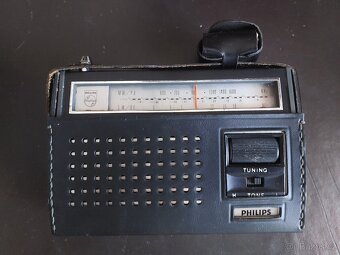 6 kusů - kazeťák, 2x walkmen, 3 rádia - 8