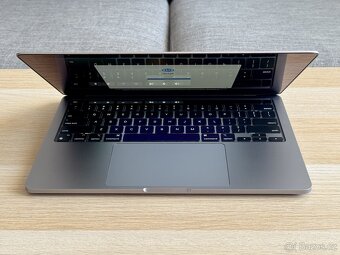13" MacBook Pro (2020) Core i7 - TOP STAV, POUZE 44 CYKLŮ - 8
