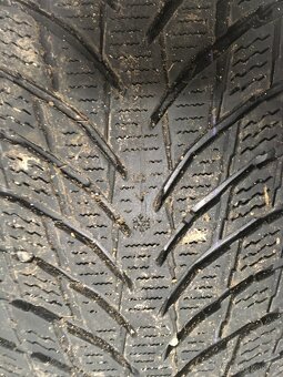 Prodám zimní pneu Nokian R17 215/55 - 8