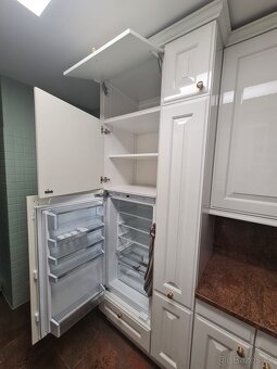 Krásná moderní kuchyňská linka se spořebiči - 8