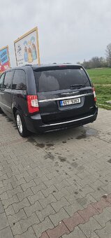 Chrysler town and country - 8