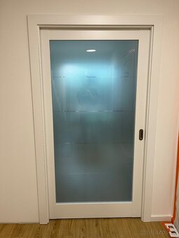 Posuvné bílé interierové dveře se sklem, 100cm - 8