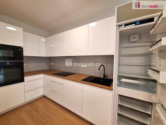 pronájem 2kk 62m2 se dvěma balkony 7m2 a 6m2 Sochorcova P4 H - 8