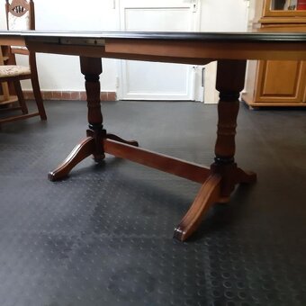 Jídelní rozkládací stůl a 4 židle, masivní nábytek - 8