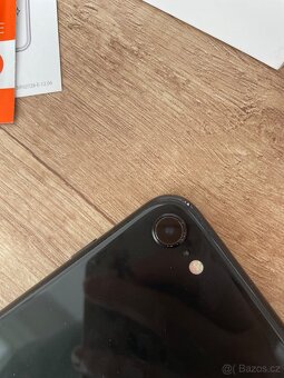 Černý iPhone SE 2020 64GB - 8