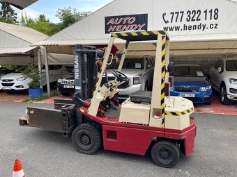Vysokozdvižný vozík Nissan H01 A15 čelistmi na balíky - 8