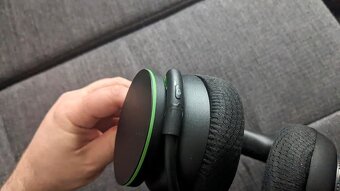 Prodám Xbox series x + 2 ovladače + bezdrátová sluchátka Mic - 8