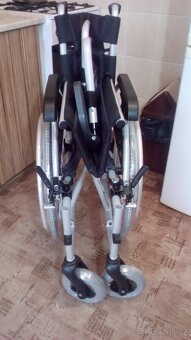 INVALIDNÍ VOZÍK-46CM-ODLEHČEN-BRZDY PRO DOPROVOD - 8