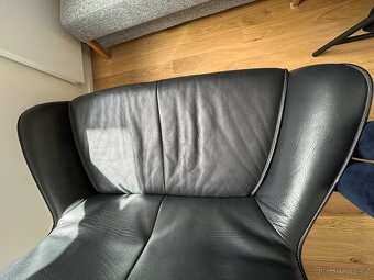 Kožená sedačka s taburetem pod nohy - 8