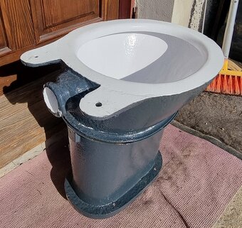 Starožitný záchod WC LITINA , bunkr - 8