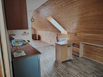 Pronájem prostorného bytu 2+kk (72 m²) v rodinném domě – C - 8
