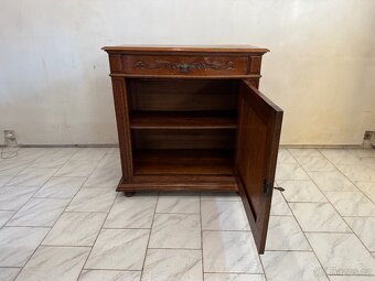 Starožitná rustikální skříň - 8