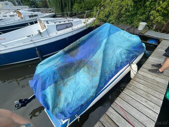 Loď Glastron Barcelona 8446 s vozíkem a motorem 4kw, 6 osob - 8