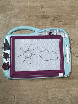 Magnetická kreslící tabulka Frozen Clementoni. - 8